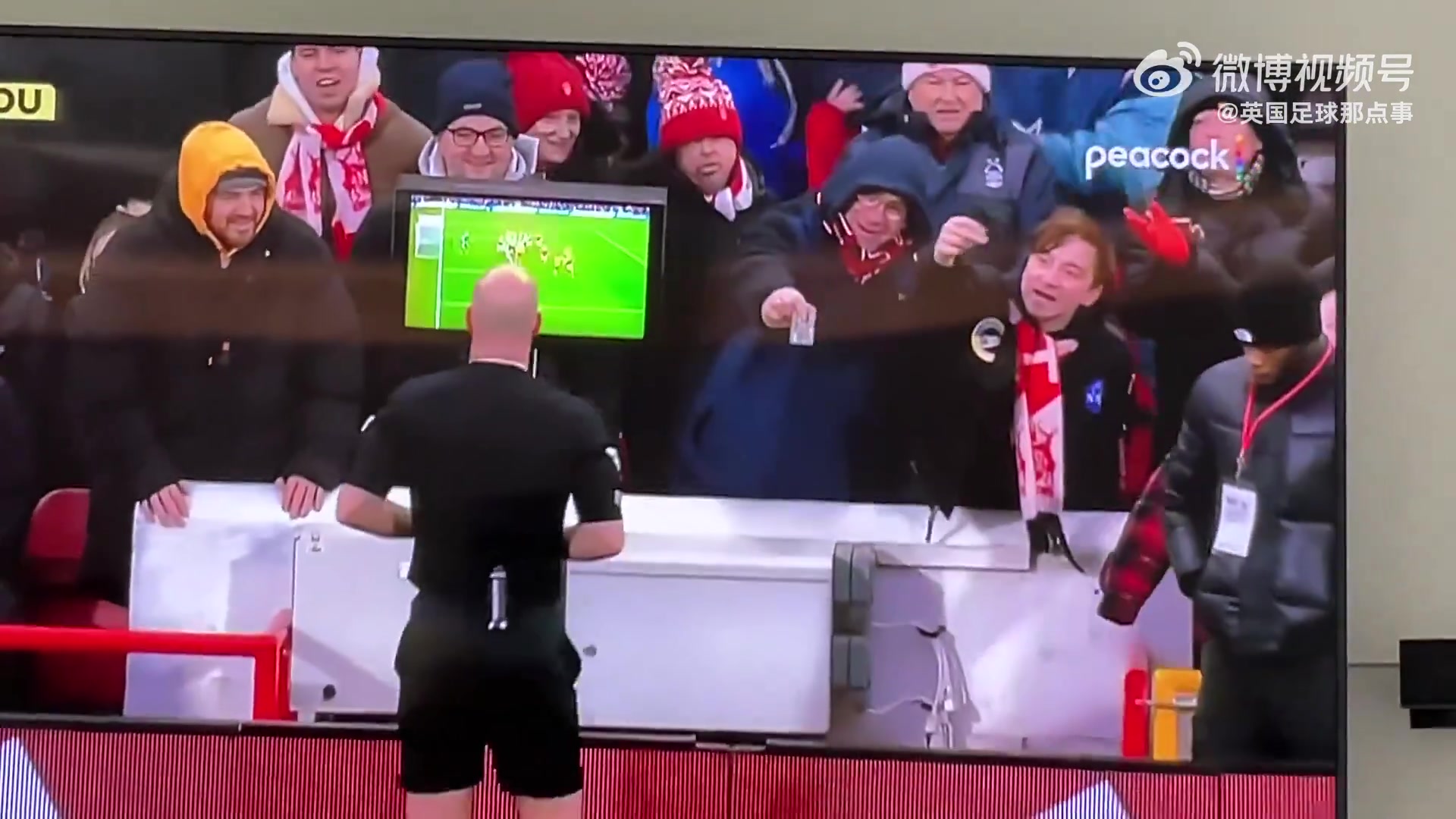 mksports体育裁判观看VAR时，森林球迷将钱包和信用卡举到了裁判面前😂😂