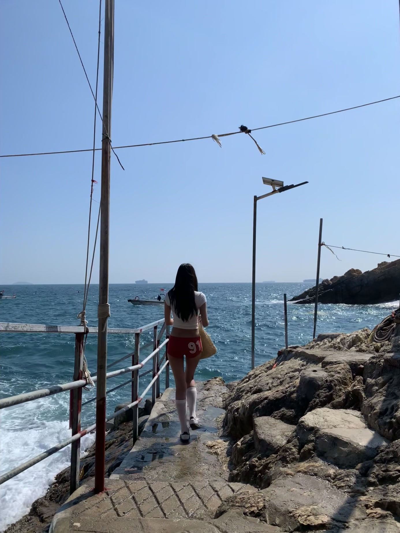 mk体育app官网真诚才是必杀技！LPL知名美女粉丝晒无P图照：腿长腰细三围爆 颜值更是没话说！