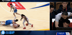 mk体育艾孜买提和洛夫顿争夺地板球 双方缠斗在一起  裁判判罚小胖违体