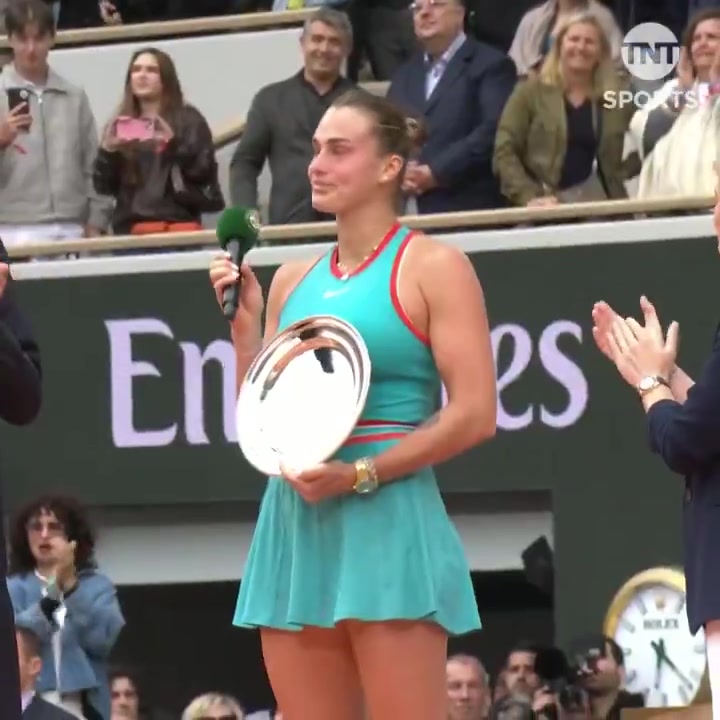 mk体育在线登录入口太痛了😖萨巴伦卡脸颊带泪致辞：很难过，但还是祝贺高芙拿法网